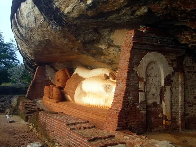 Pidurangala Royal Cave Temple