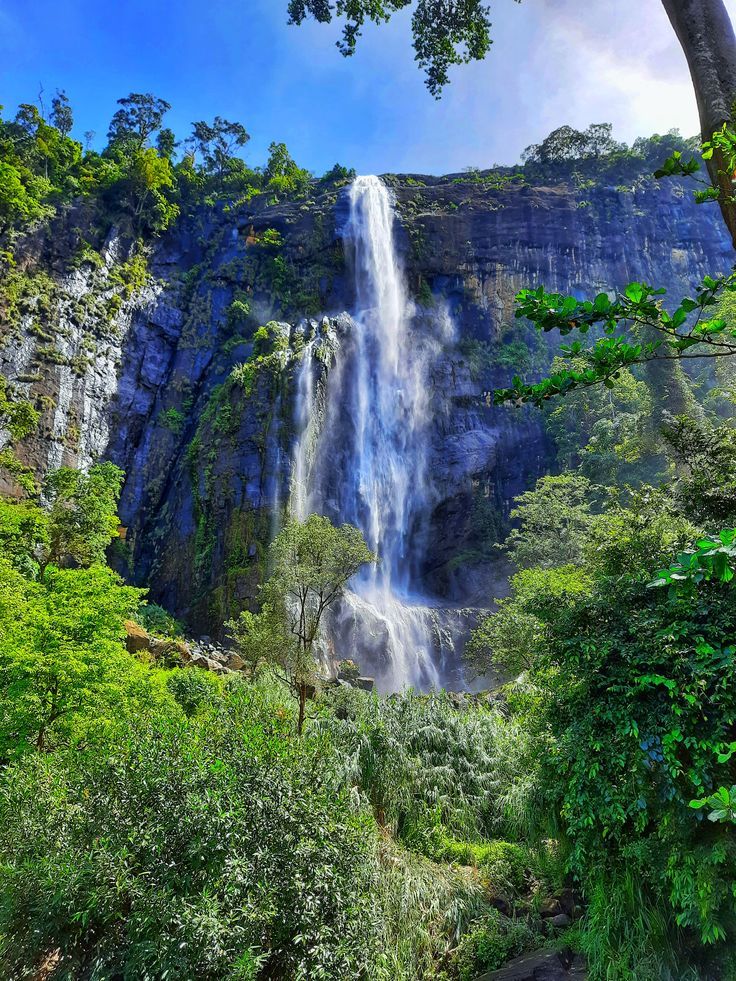 Diyaluma Waterfall